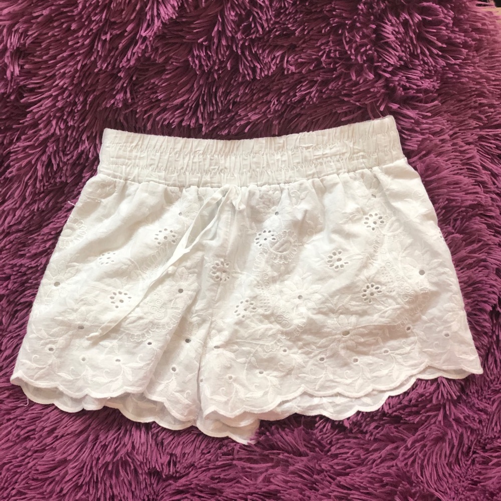 WHITE FLORAL EMBROIDERED SHORTS